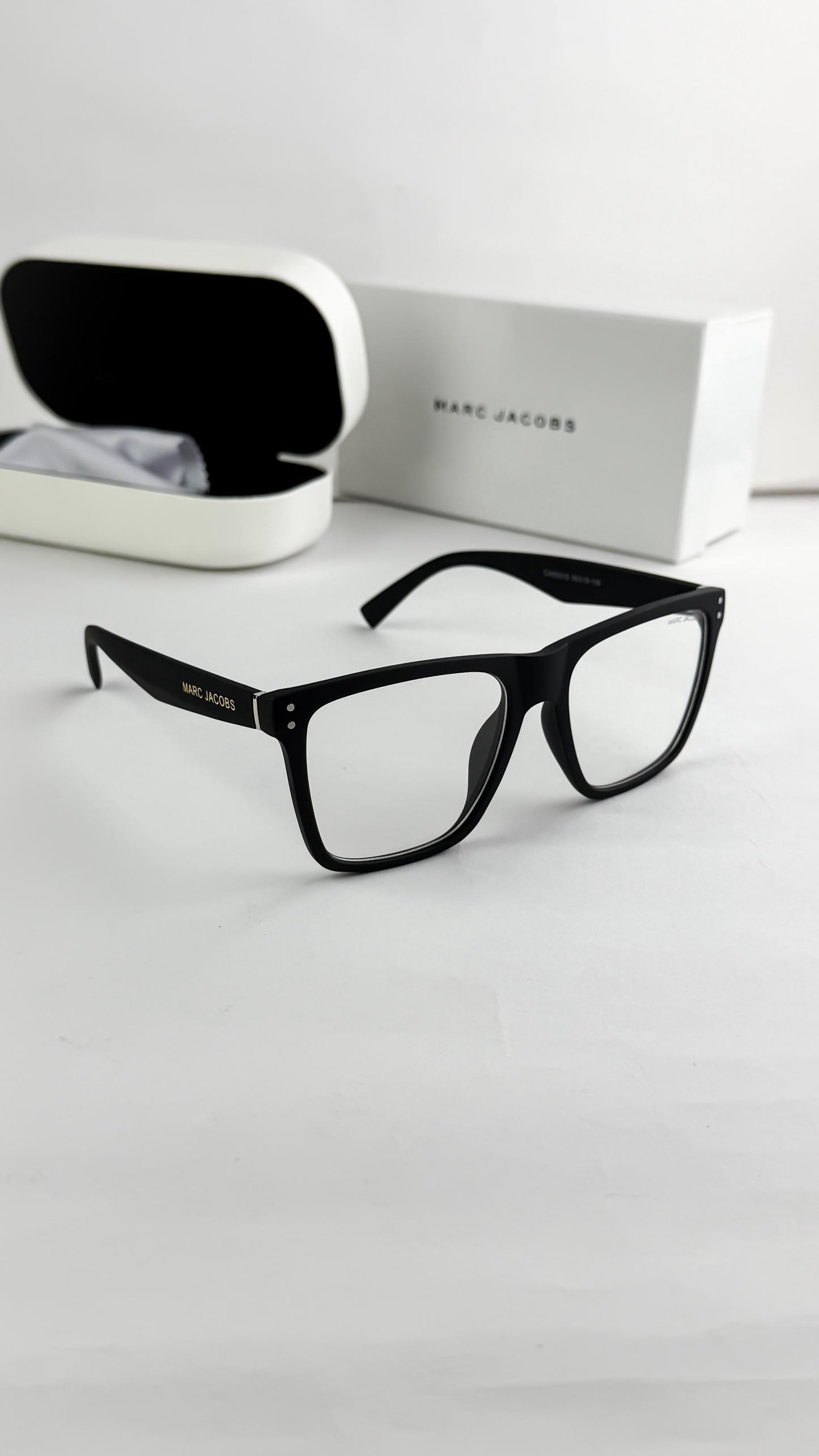 MARC JACOBS BLACK