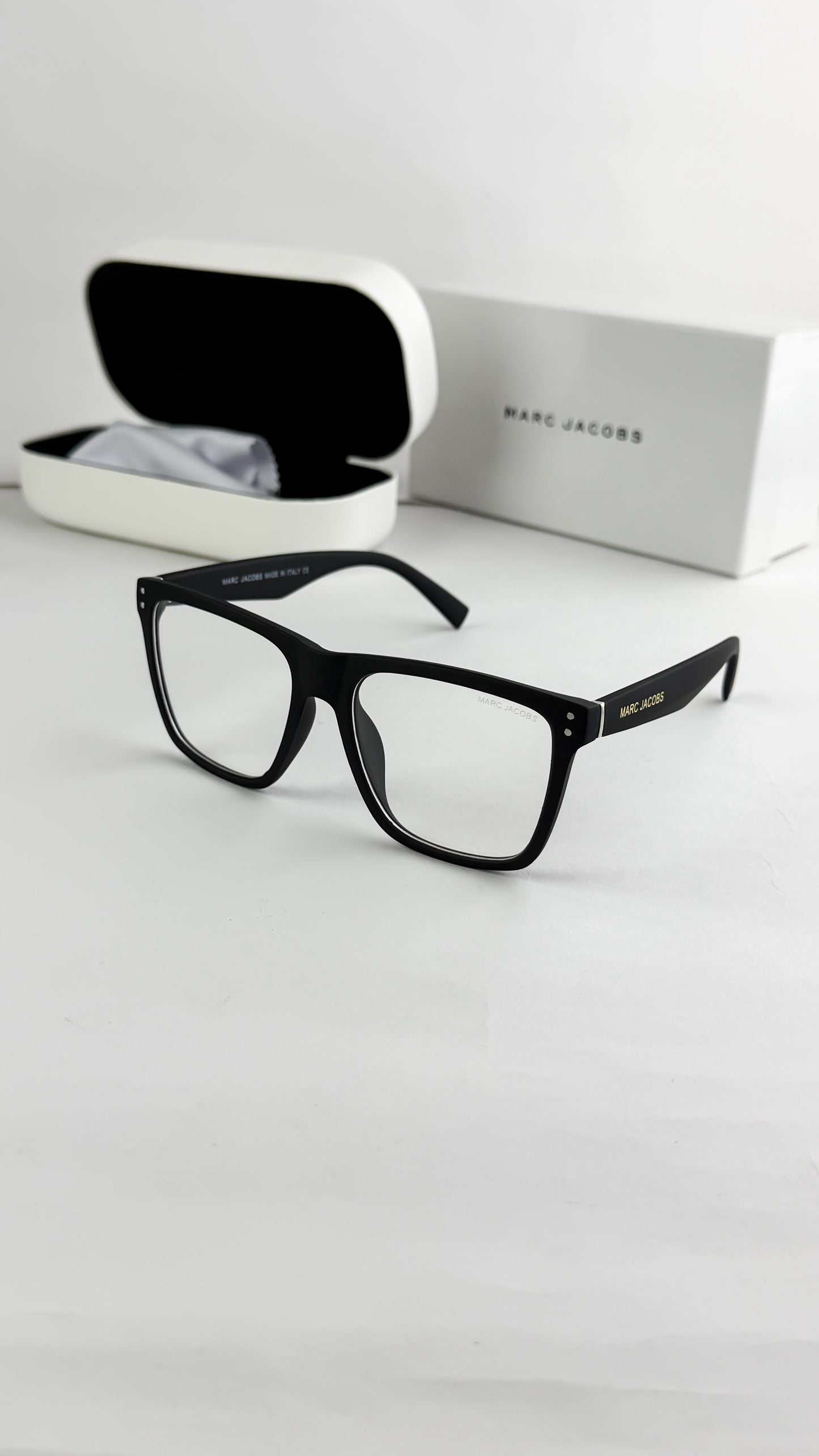 MARC JACOBS BLACK