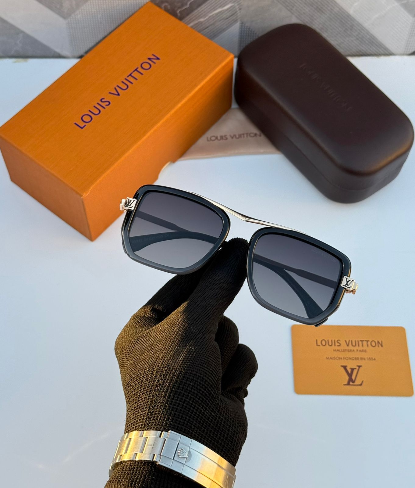 LV-SUNGLASSESS