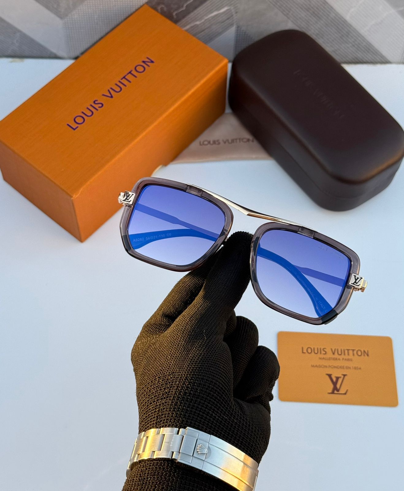 LV-SUNGLASSESS